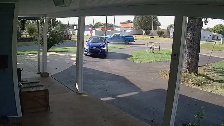 Τράκαρε και κατέληξε σε μπαλκόνι σπιτιού!